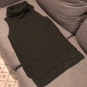hunter Green Sleeveless Turtleneck Sweater - Sz M